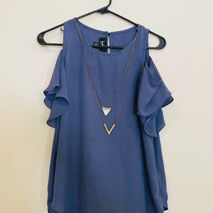 FLATTERING GREP TOP WITH NECKLACE